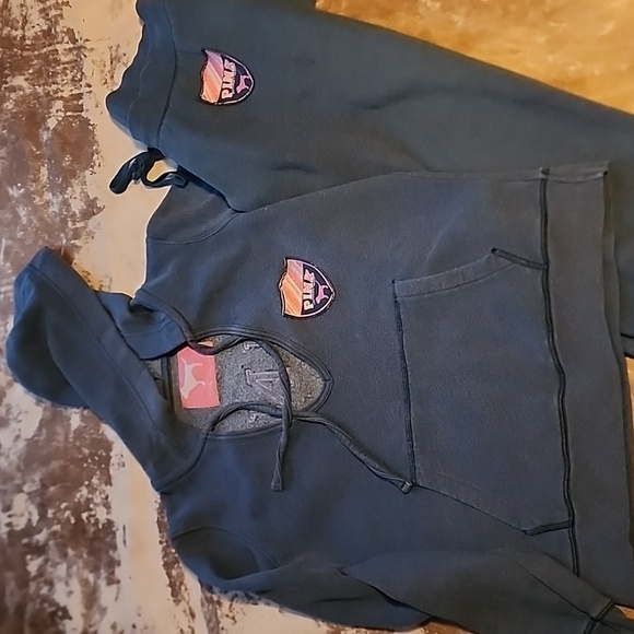 Pink hooded pullover sweatshirt and matching capris sweatpant. - Picture 3 of 11